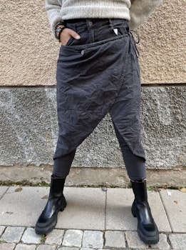 Grafitgrå jeans m förkläde Stajl