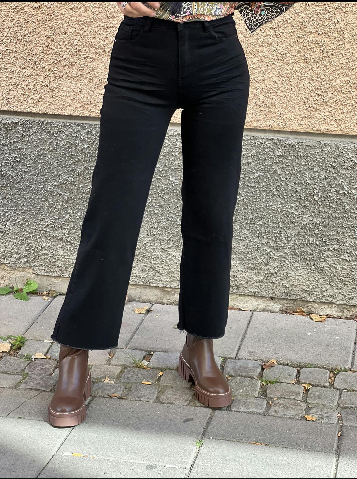 Svarta raka jeans Nilla - Boutique Lykka