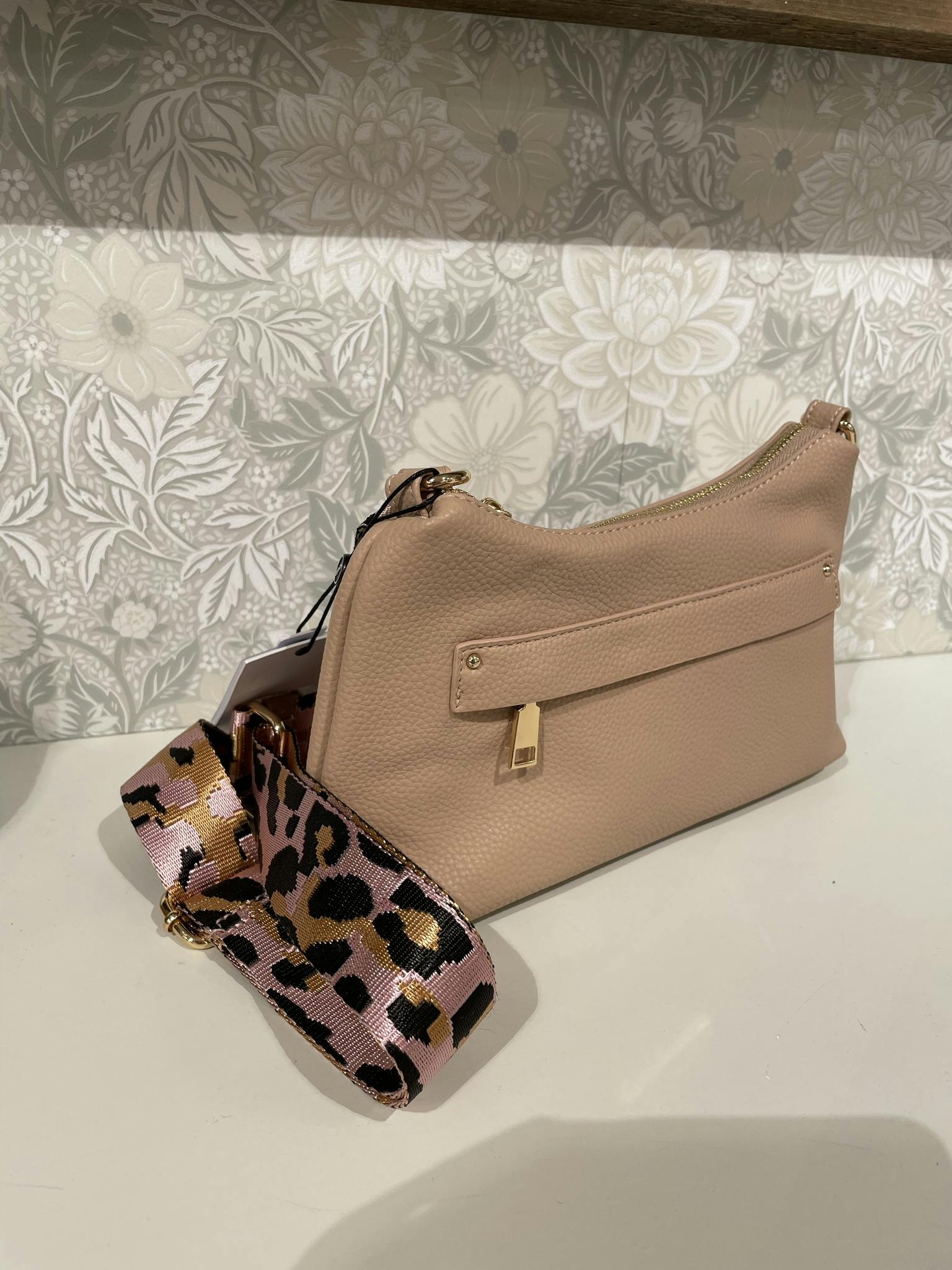 Väska med leo rem beige - Boutique Lykka