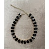 Halsband med svarta stenar