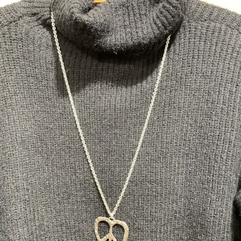 Halsband i silver med peacehjärta