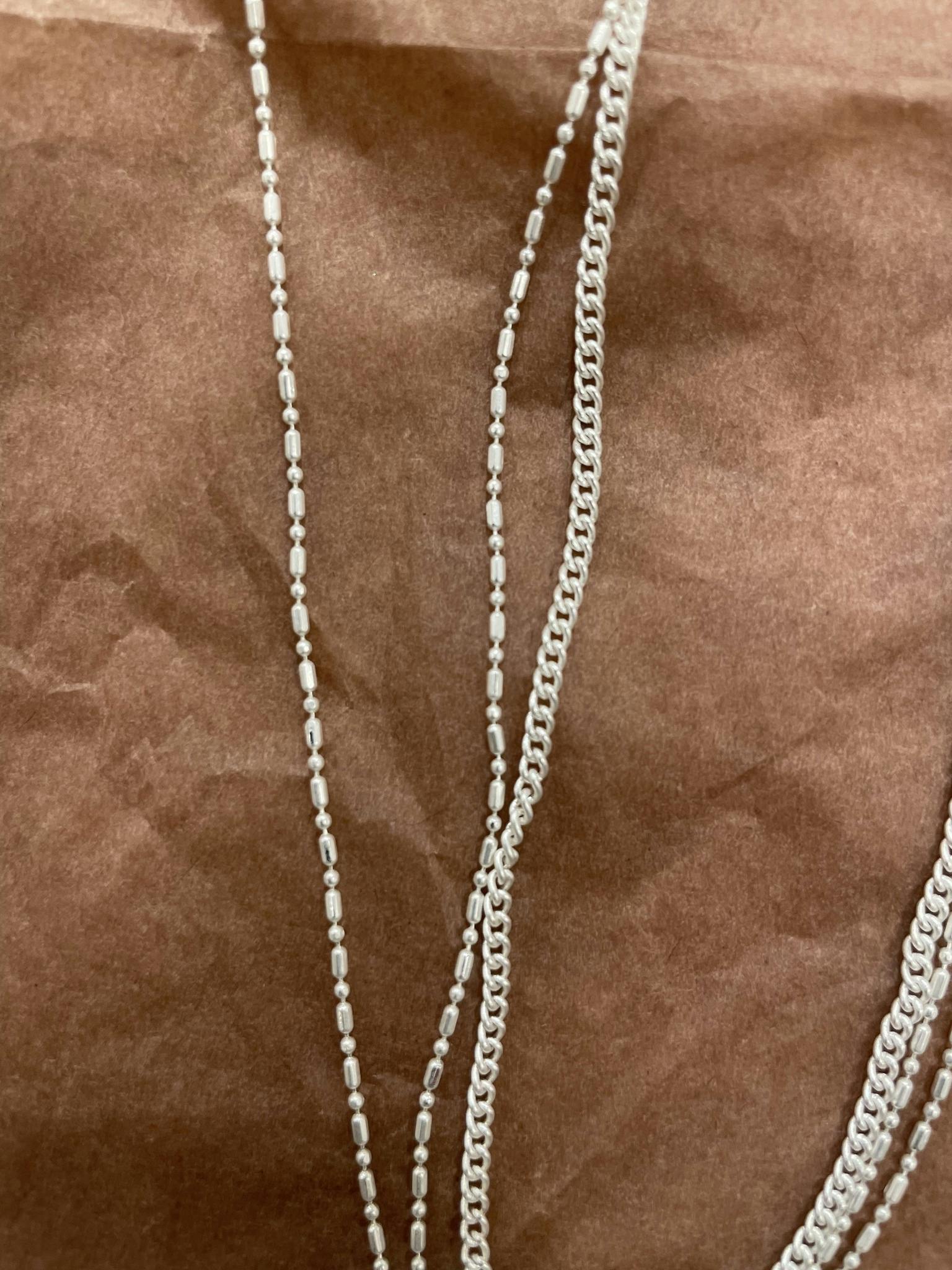 Långt halsband med hänge i matt silver