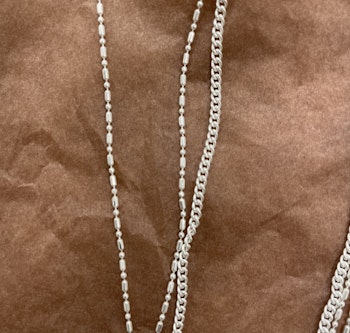 Långt halsband med hänge i matt silver