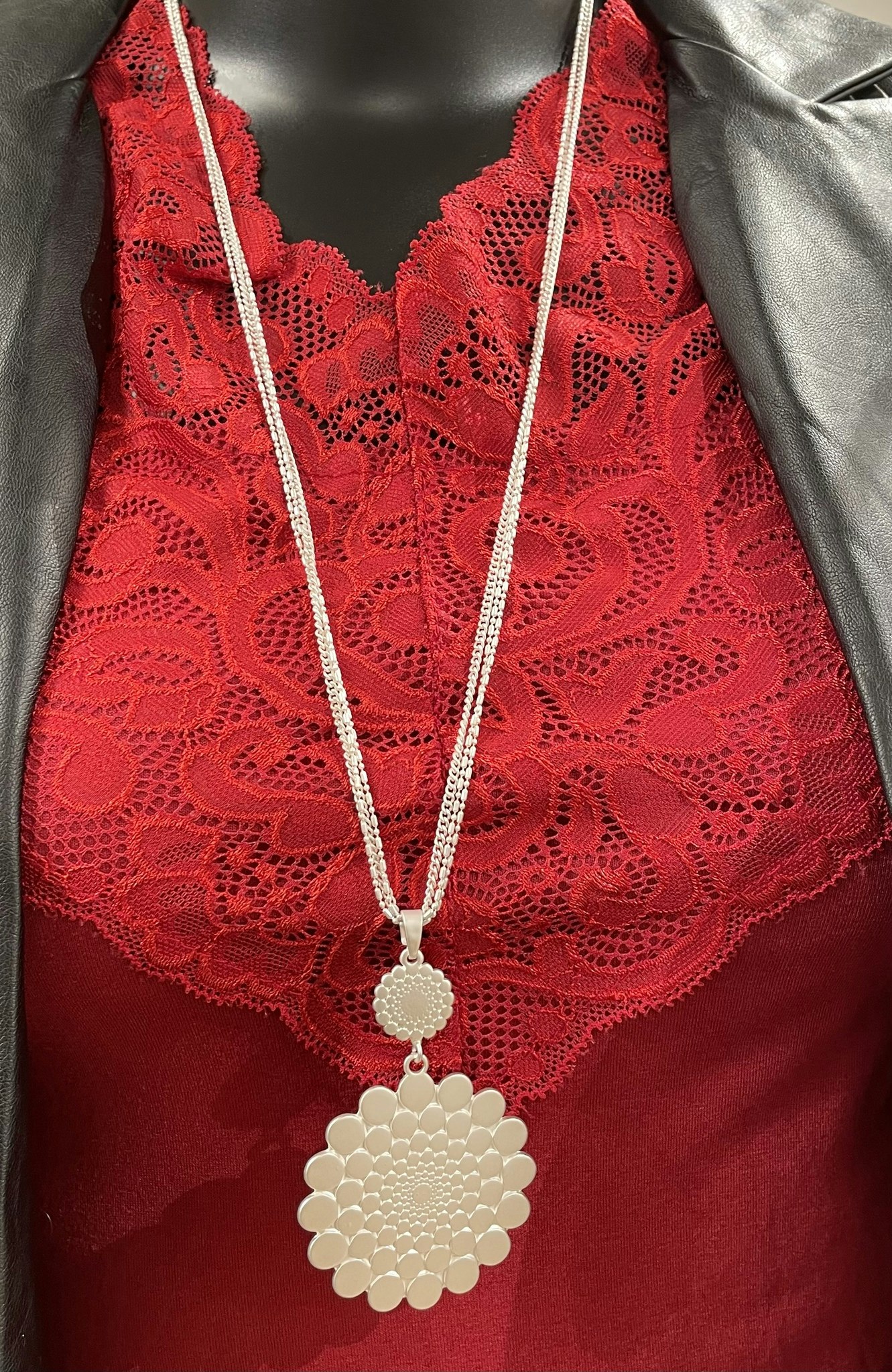 Långt halsband med hänge i matt silver - Boutique Lykka