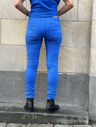 Koboltblå jeans med knappar