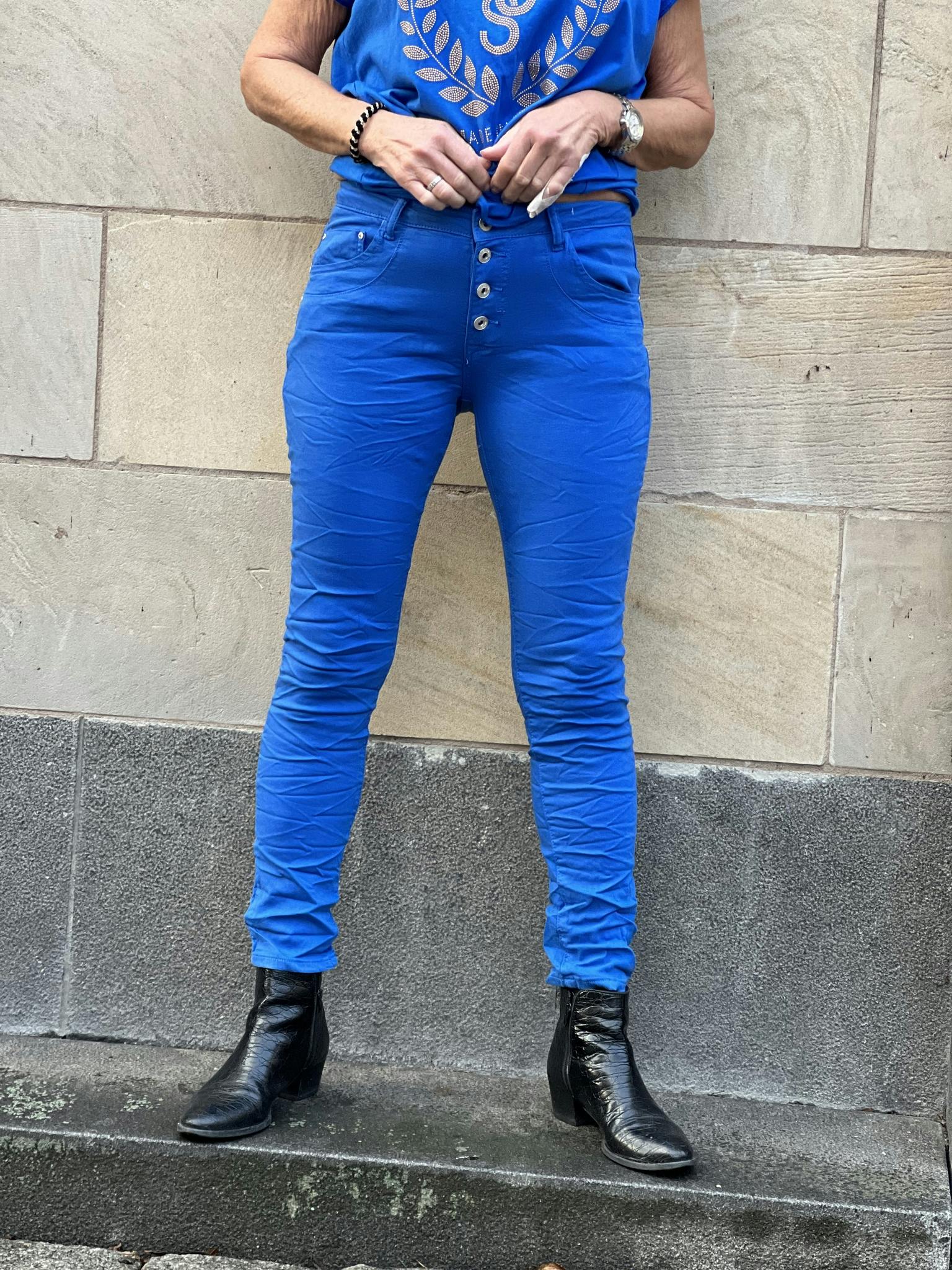Koboltblå jeans med knappar