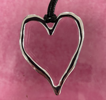 Halsband. Läderband med osymmetriskt hjärta