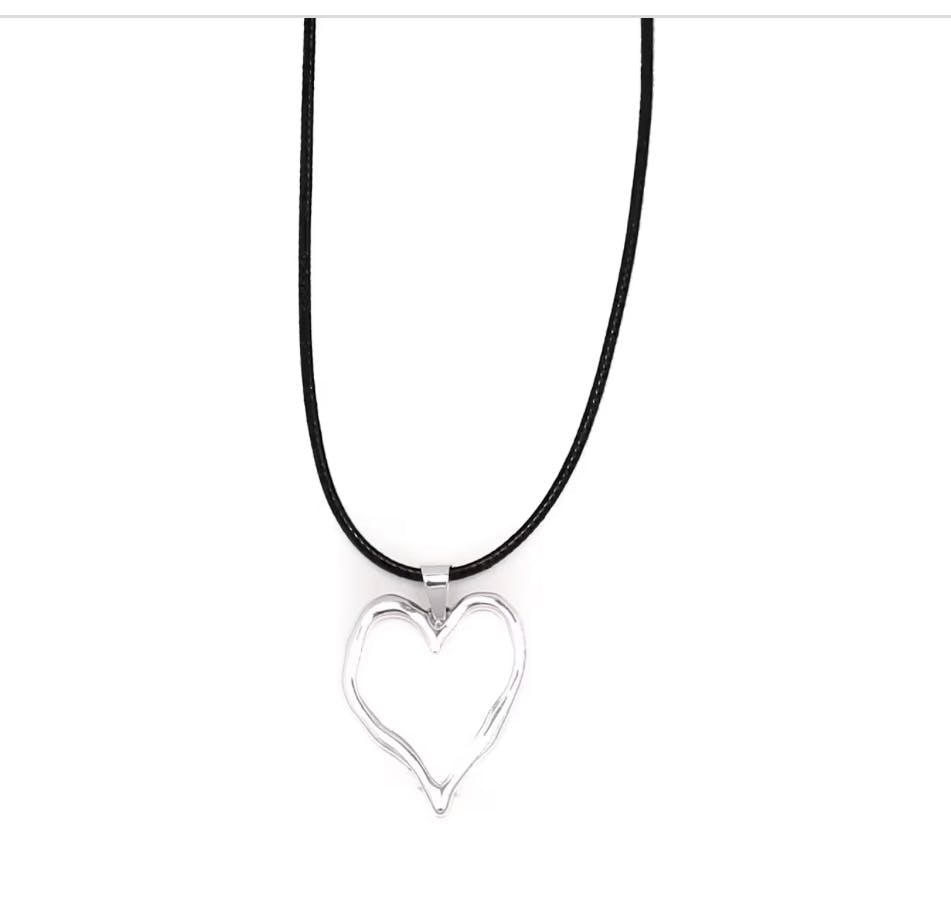 Kort halsband med hjärta i silver. Agusta - Boutique Lykka
