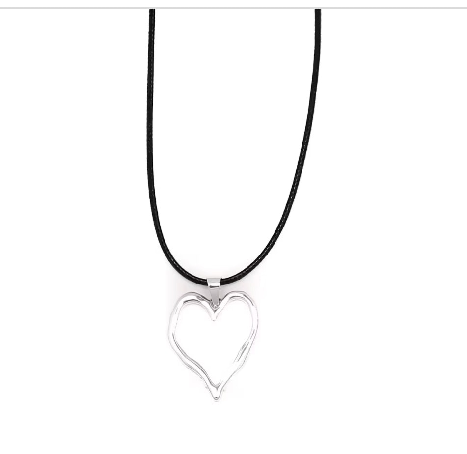 Kort halsband med hjärta i silver. Agusta