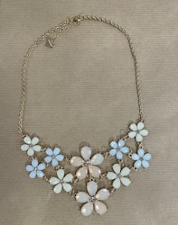 Halsband med blommor
