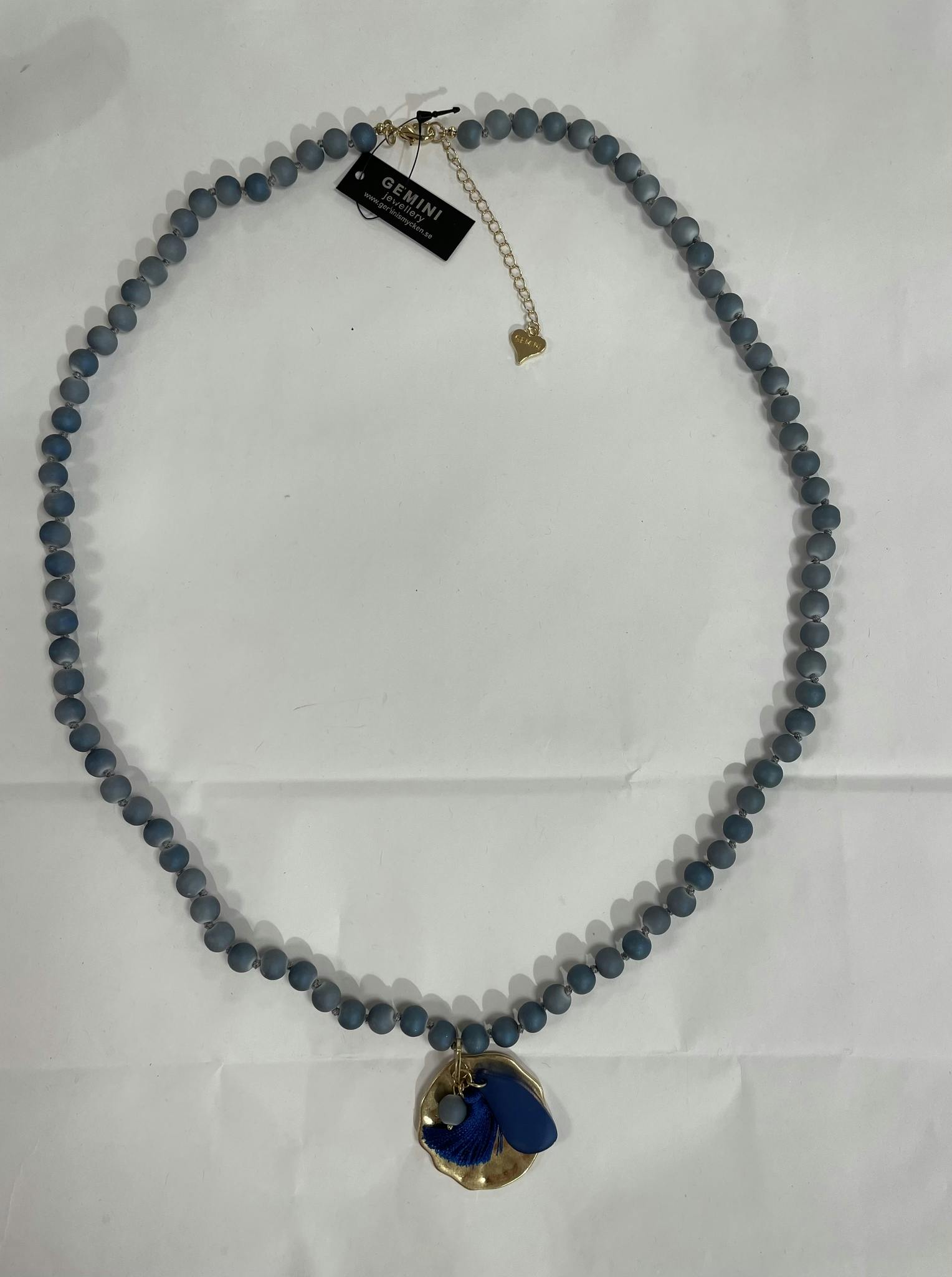 Långt halsband i jeansblå färg