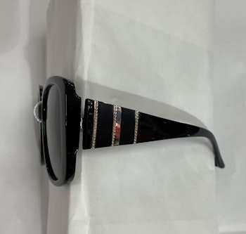 Svarta solglasögon med bred skalm