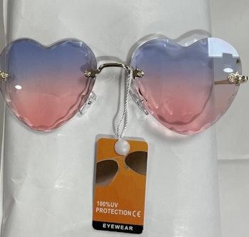 Solglasögon. Hjärtformade. Tonade fr blått till rosa.