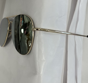 Solglasögon i pilotmodell med guldfärgat spegelglas
