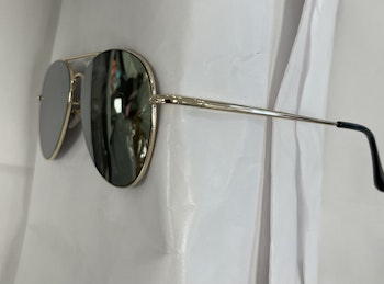 Solglasögon i pilotmodell med guldfärgat spegelglas