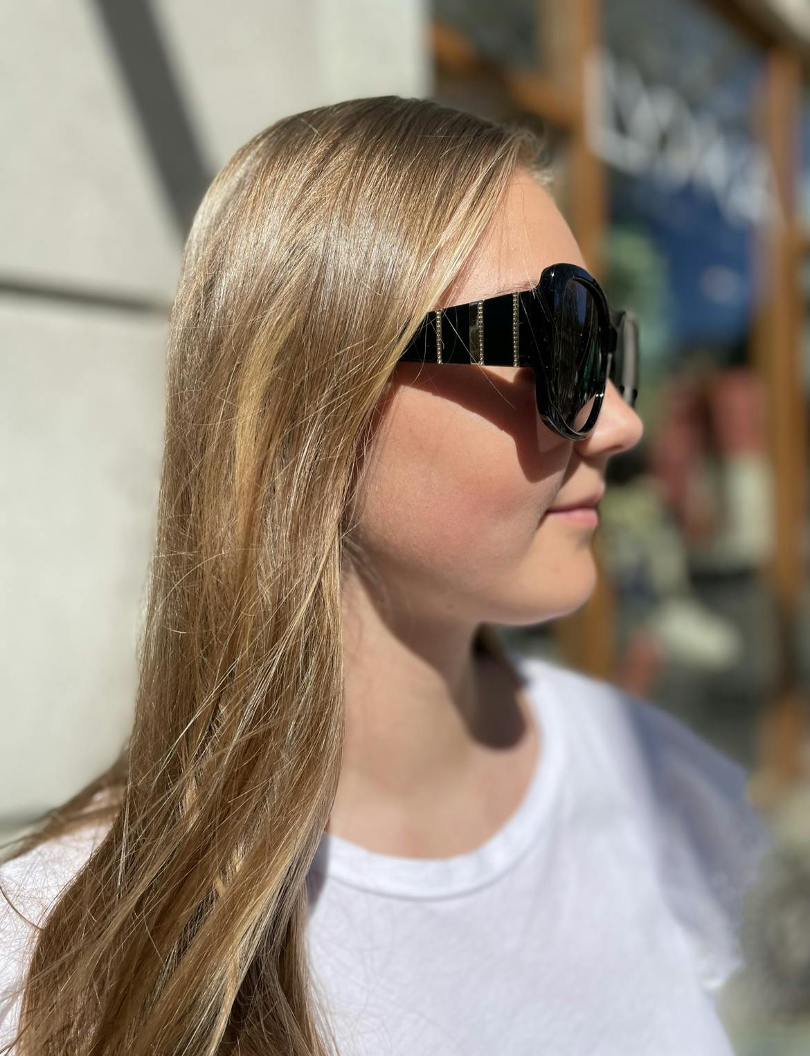 Svarta solglasögon med bred skalm