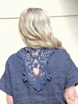 Marin blå linnetop med spetsdetaljer bak