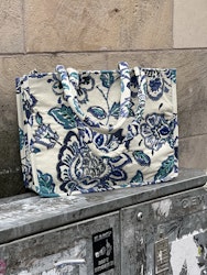 Väska blommig blå