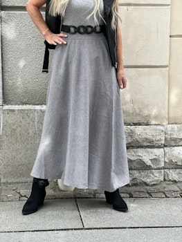Stickad kjol grå