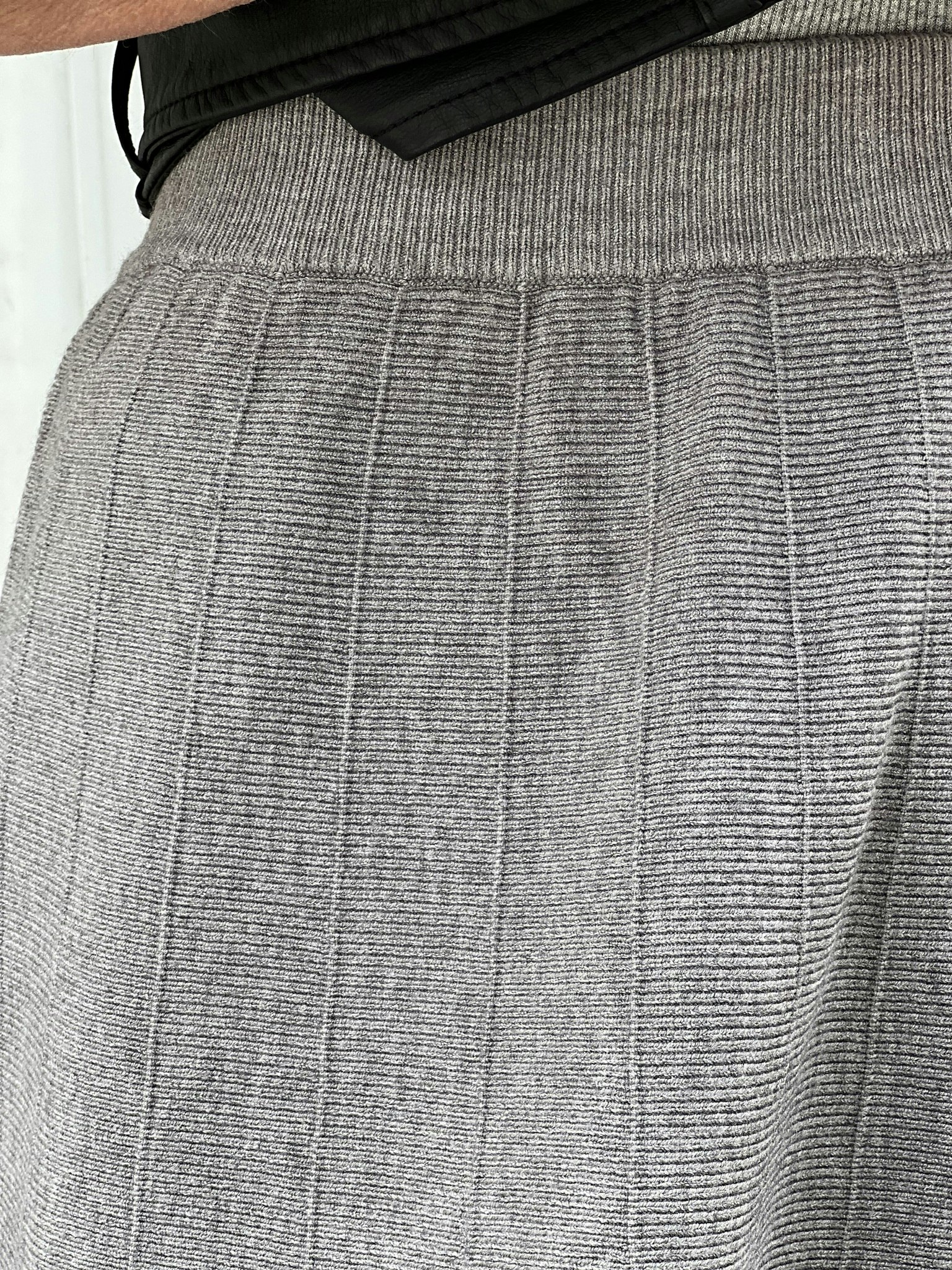 Stickad kjol grå