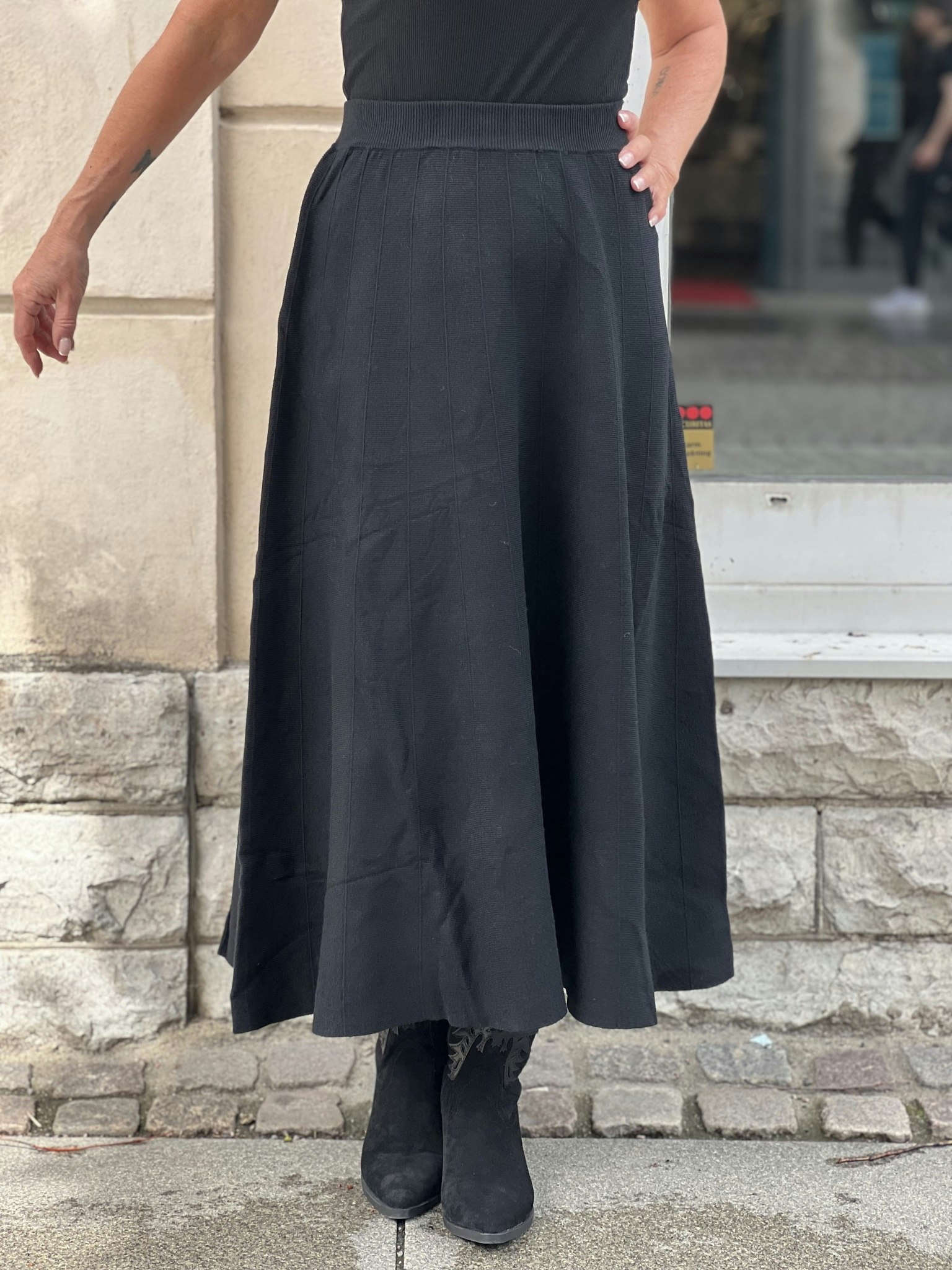 Stickad kjol svart