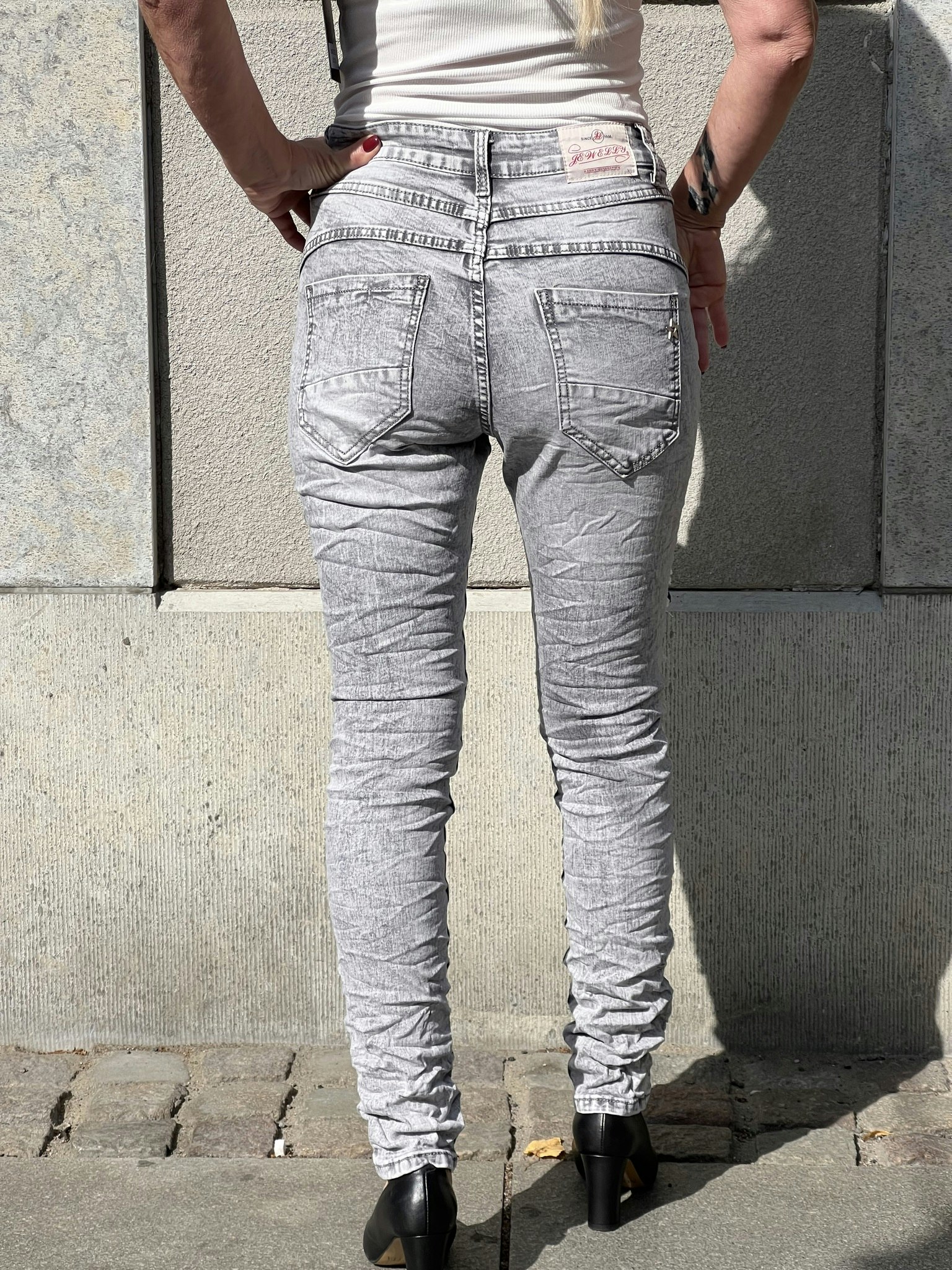Jeans ljusgrå tvättade med lappar