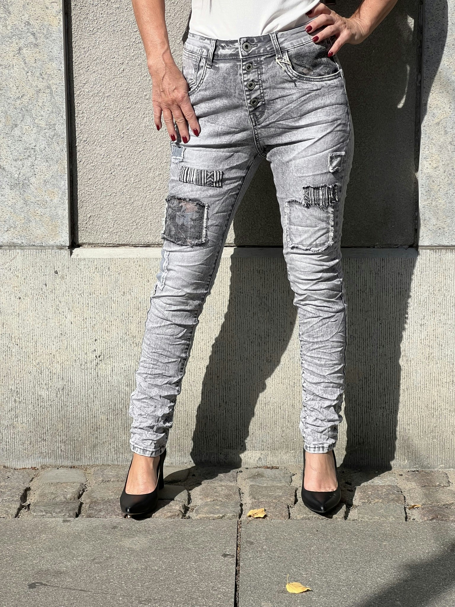 Jeans ljusgrå tvättade med lappar