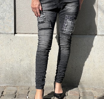 Mörkgrå jeans med lappar