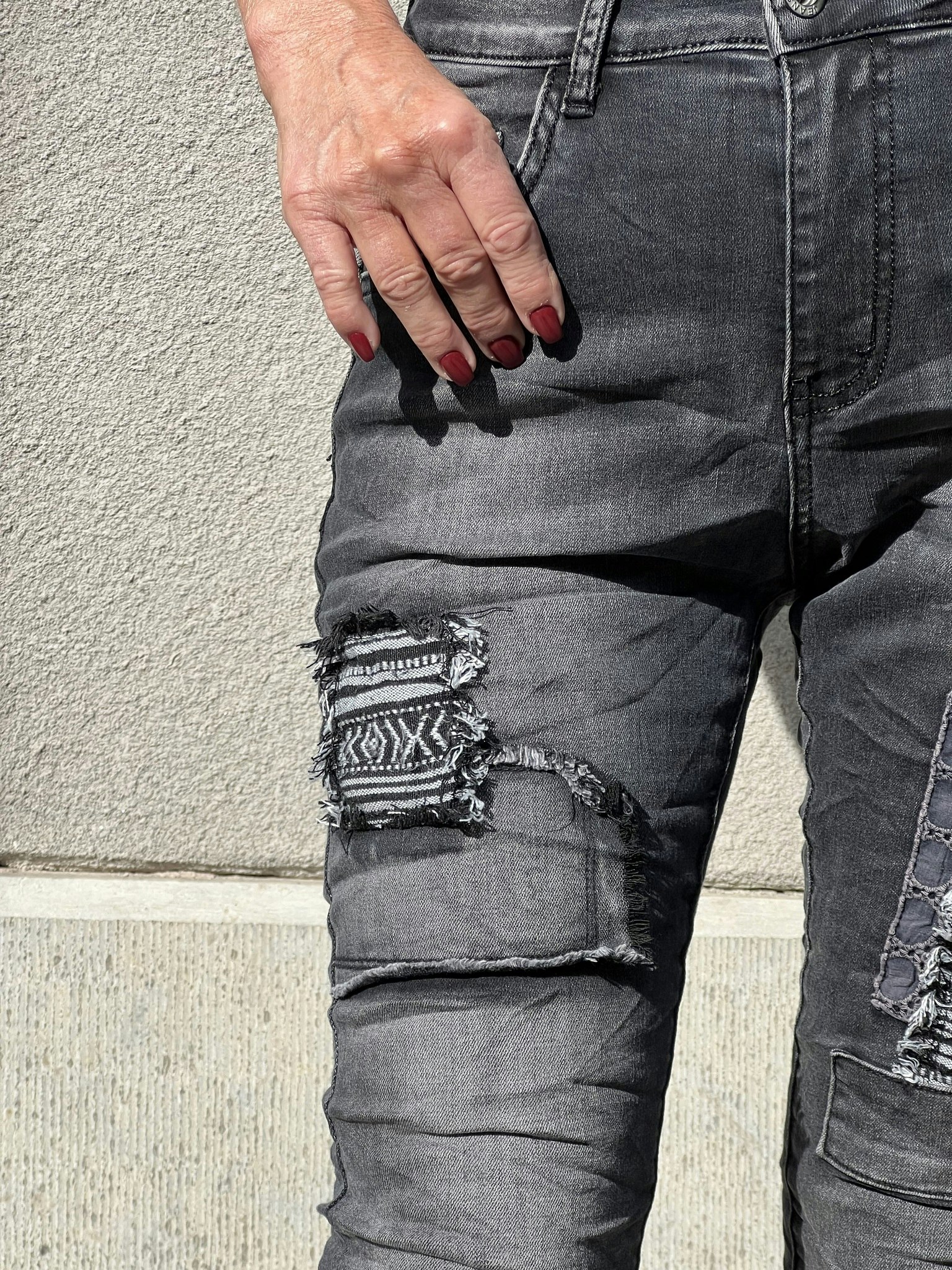 Mörkgrå jeans med lappar