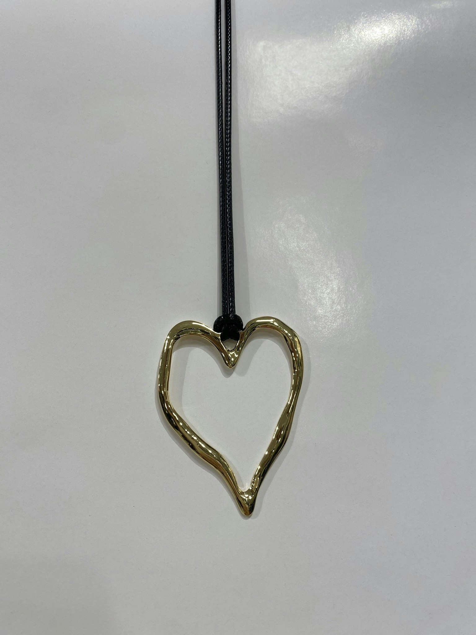 Halsband. Läderband med osymmetriskt hjärta