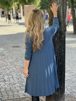 Plisserad klänning Lizette blå