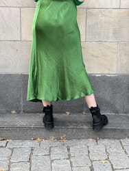 Satinliknande kjol grön Anki