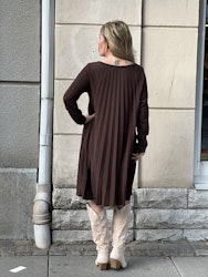 Plisserad brun klänning Lizette
