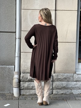 Plisserad brun klänning Lizette