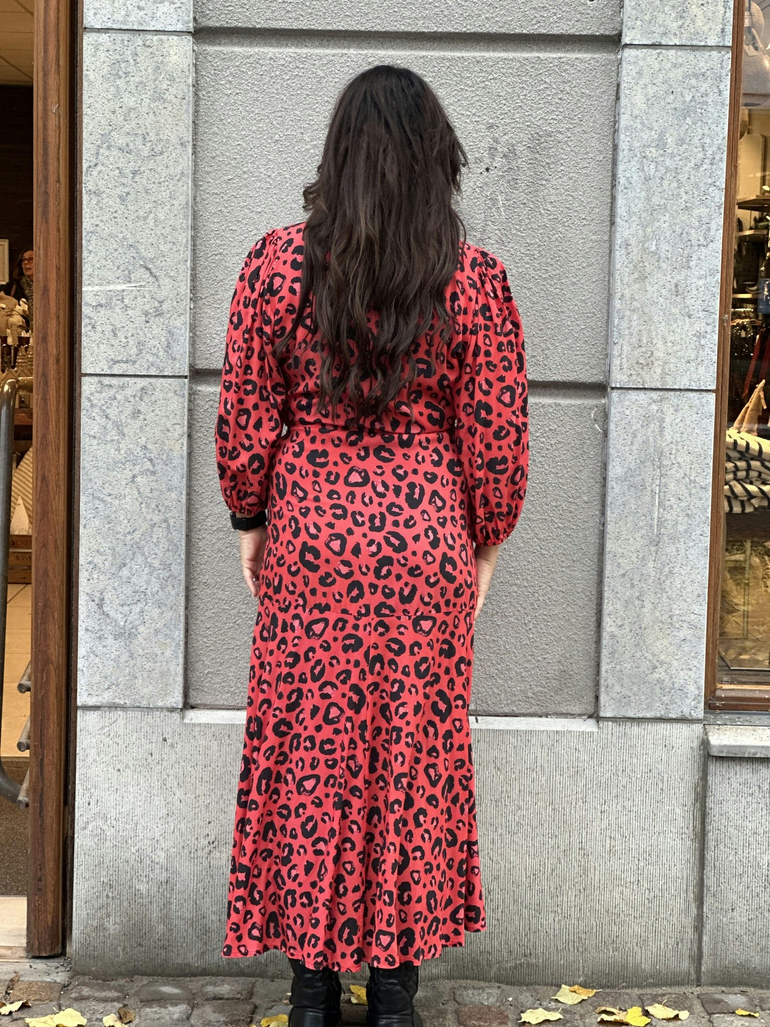 Loreen dress röd leo - Boutique Lykka