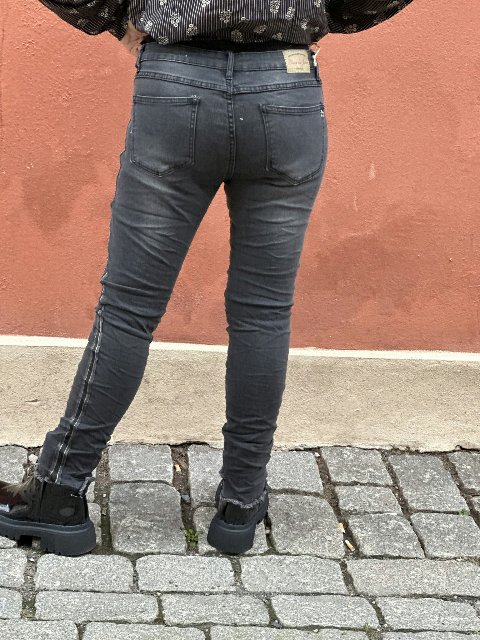 Tvättad grå jeans med revärer