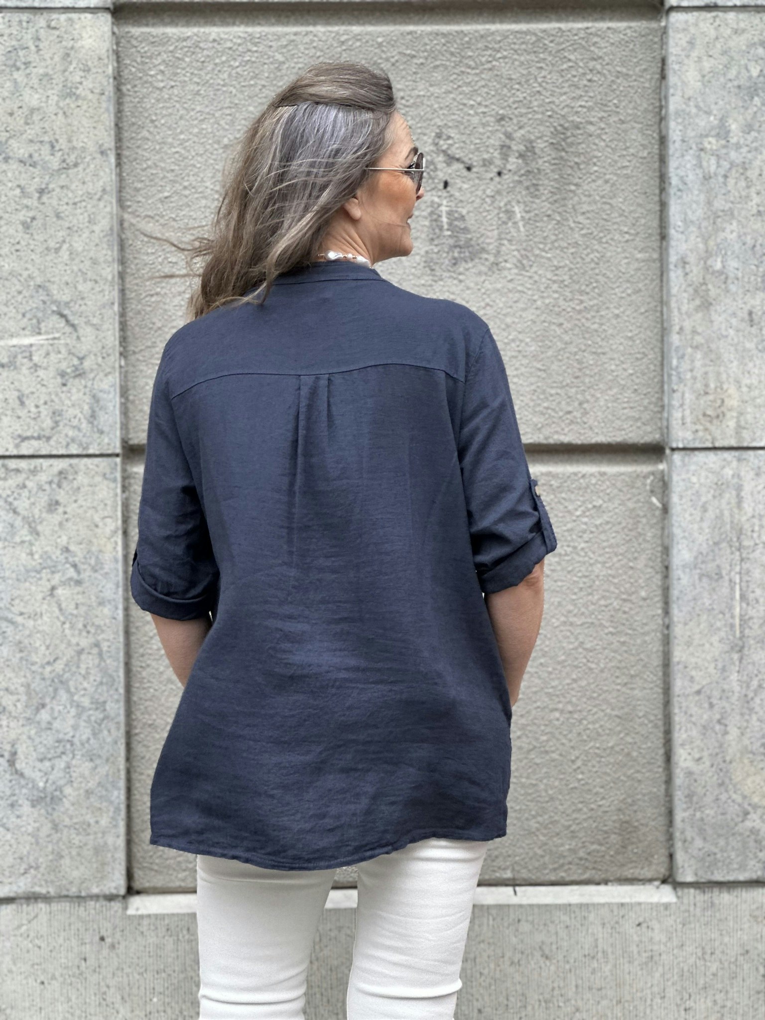 Marinblå linneskjorta med volang