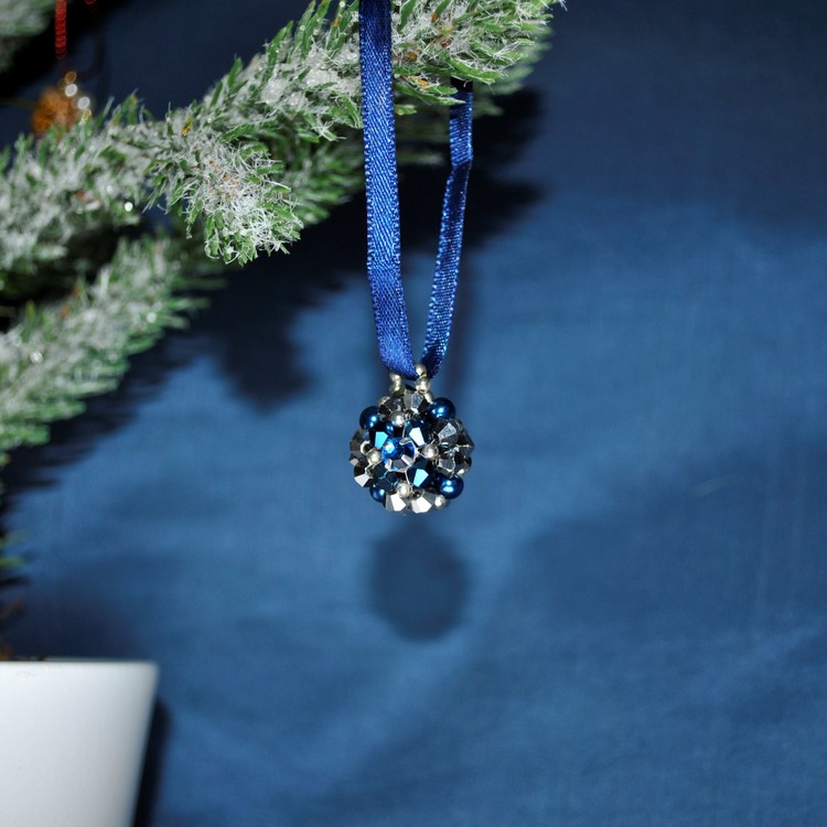 Julkula gjord med glaspärlor - blå och silver