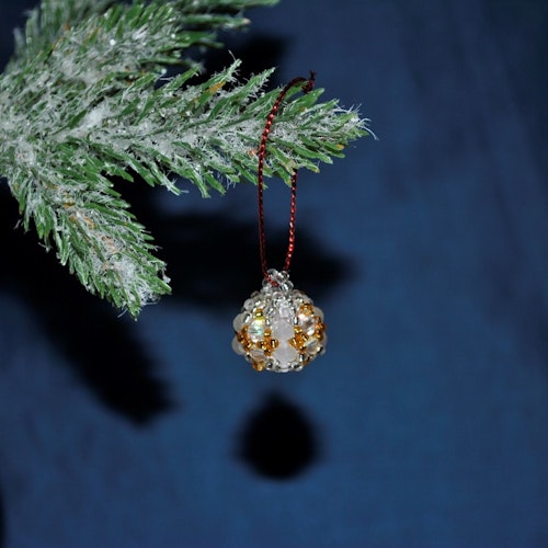 Julkula gjord med glaspärlor -  vit och guld