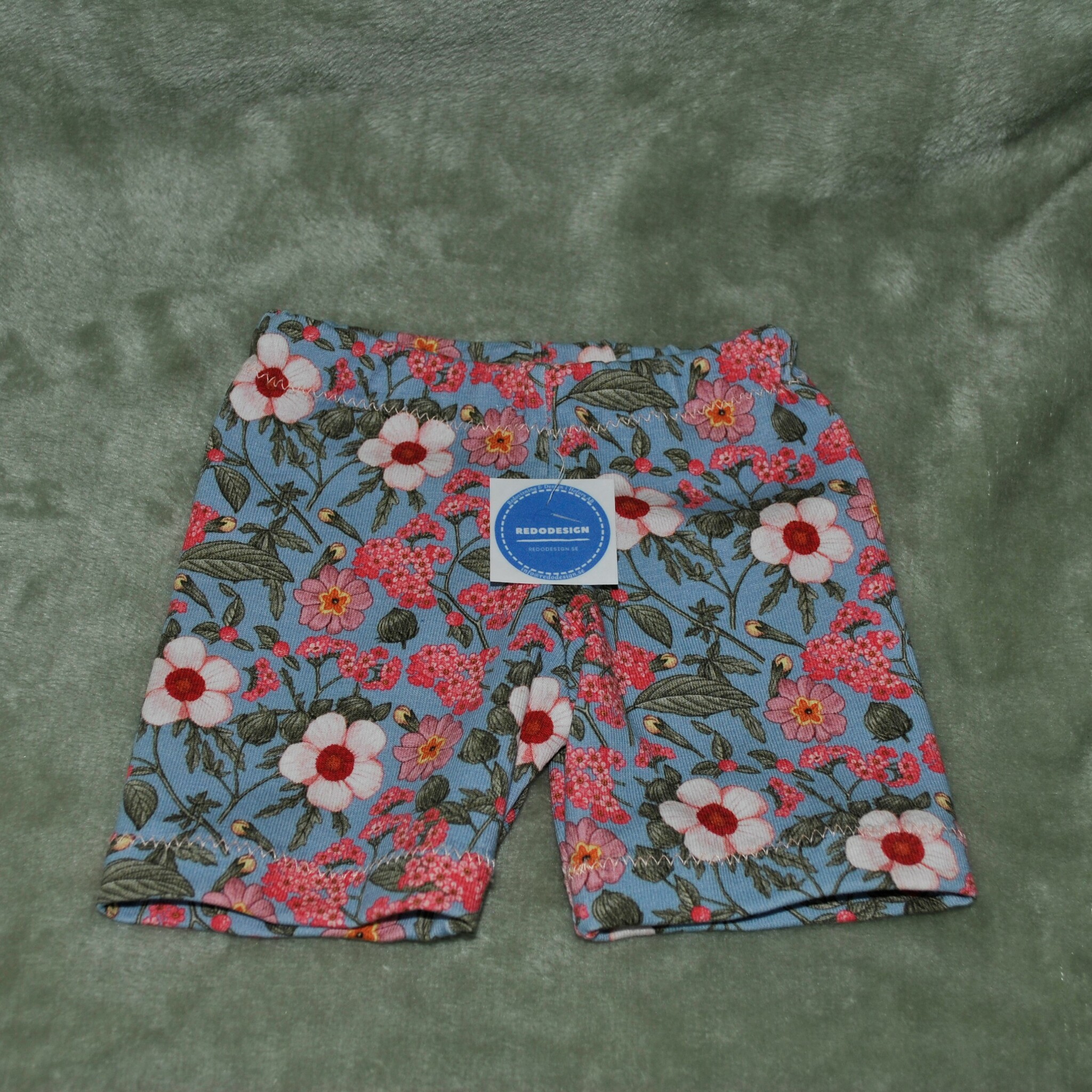 Dock - Shorts blåa med blommor stl 37 cm