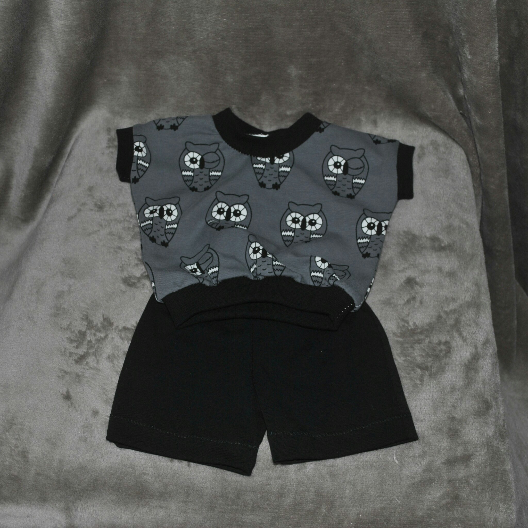 Dock - T-shirt med ugglor o svarta shorts stl 44-45 cm