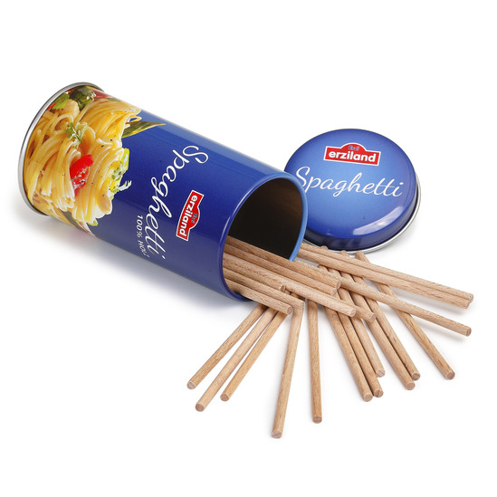 Dessa spaghetti är tillverkade av FCS certifierat trä och levereras i fin plåtask. Burken är 9 cm hög,  varje spaghetti är 8 cm lång. Innehåller ca 20 st.