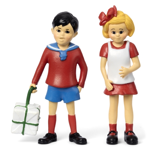 Figurset med Pippi Långstrumps vänner Tommy och Annika. I sin hand håller Tommy ett paket som han kan ge bort till någon.