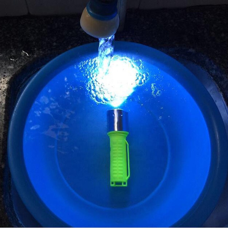 Vattentät ficklampa LED