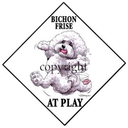 Skylt "At play" – Bichon frisé