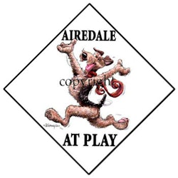 Skylt "At play" – Airedaleterrier