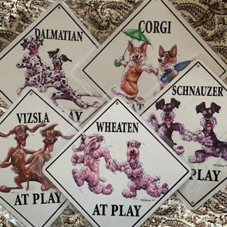Skylt "At play 2" – Dalmatiner, Irish softcoated wheaten terrier, Schnauzer, Ungersk vizsla, Welsh corgi