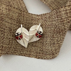 Örhängen – Emaljerad nyckelpiga på silverfärgat blad