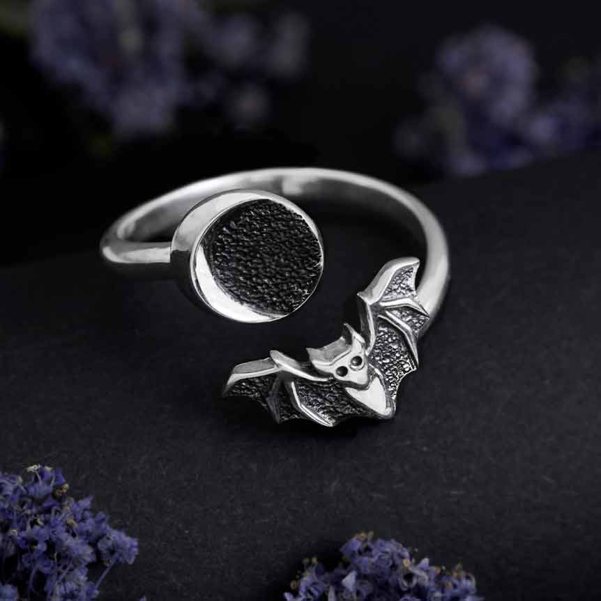 Bild på en justerbar ring i silver med en fladdermus och en måne.