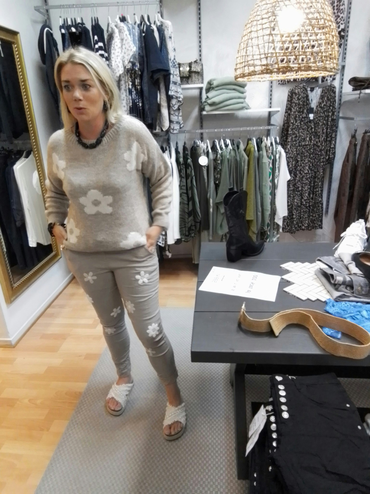 Joggers Tania beige med offwhite blommor